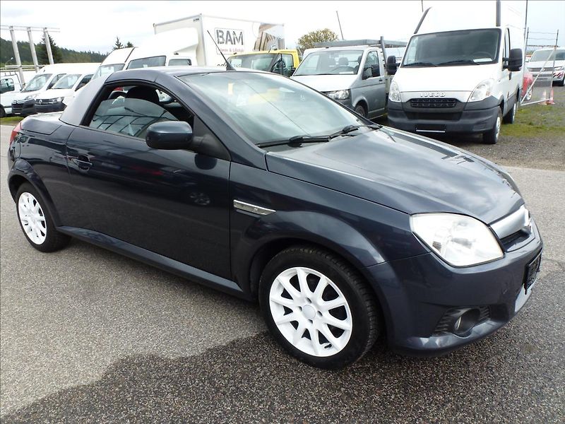 Opel Tigra 1,4 16V Roadster Cabrio - fotka 21 z 48