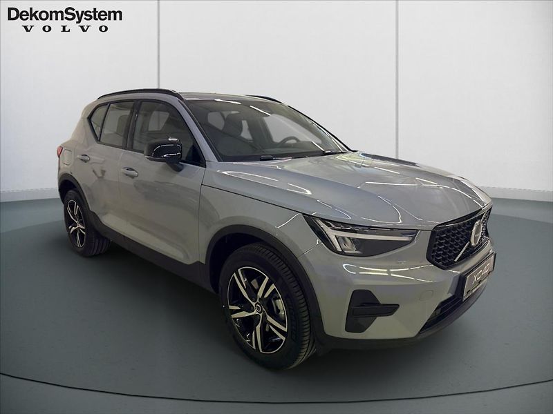 Volvo XC40 (2025) 2,0 B3 FWD Plus Dark 7405 - fotka 2 z 15