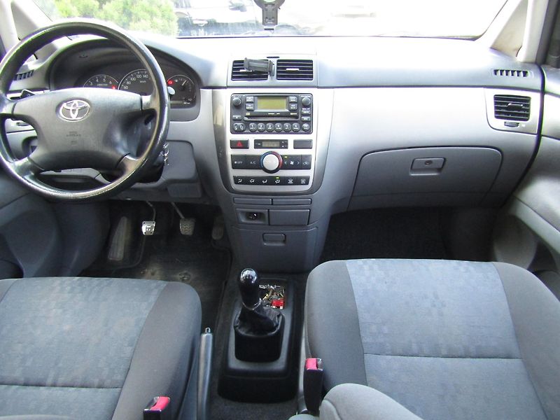 Toyota Avensis Verso (2003) 2.0 D-4D 85kW BEZ KOROZE A DPF - fotka 23 z 30