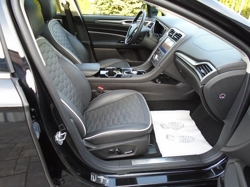 Ford Mondeo 2,0Tdci 140kW Vignale 8AT Navi - fotka 32 z 50