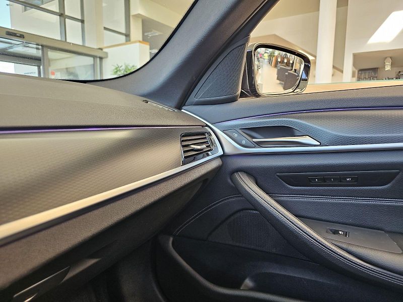BMW Řada 5 530d xDrive - fotka 28 z 30