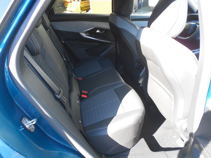 Peugeot 3008 Business Hybrid 145 e-DCS6 - fotka 6 z 8