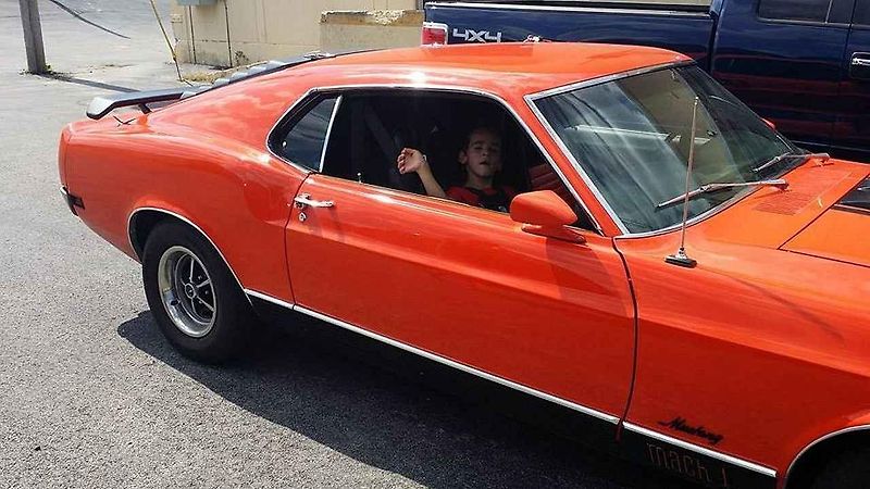 Zničený Ford Mustang Mach 1.