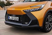 Ostře řezané křivky a originální světla Toyoty C-HR.
