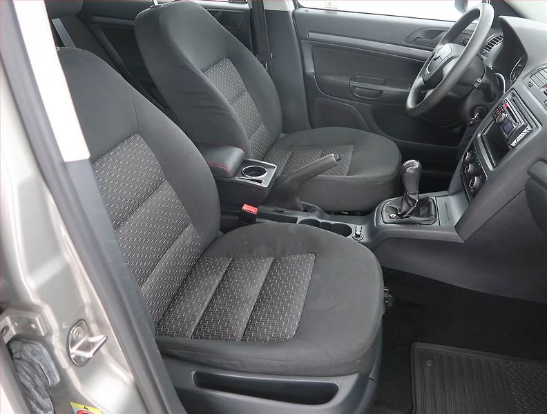 Škoda Octavia (2011) Ambiente 1.6, jezdí výborně - fotka 9 z 14
