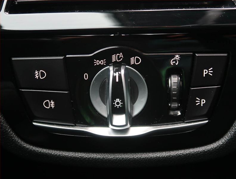 BMW Řada 5 (2019) Sport Line 530d xDrive - fotka 17 z 26