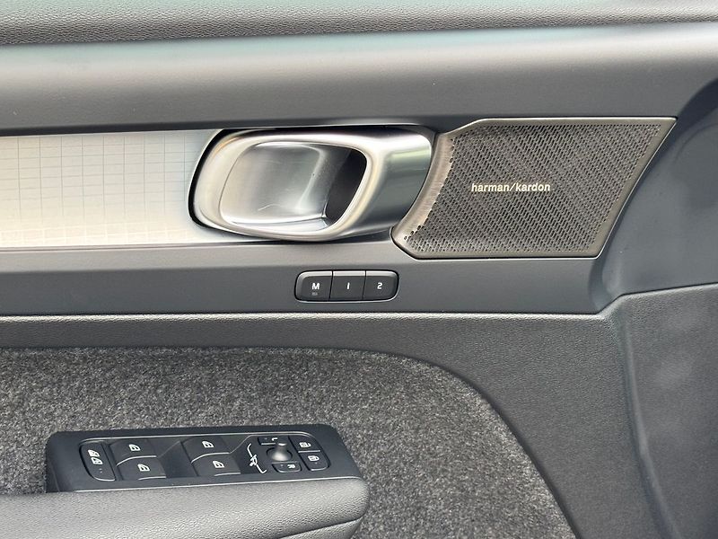 Volvo XC40 (2026) PLUS DARK B3, 360°, PIXEL LED - fotka 9 z 20