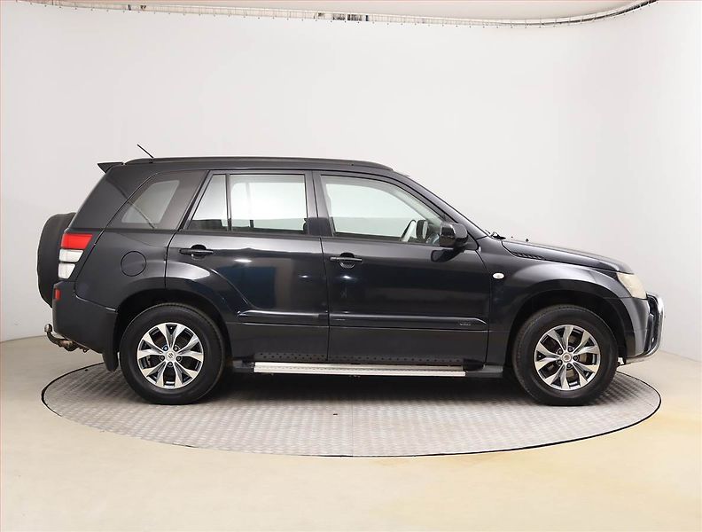 Suzuki Grand Vitara (2006) 2.0, 4X4, Park. senzory - fotka 6 z 17