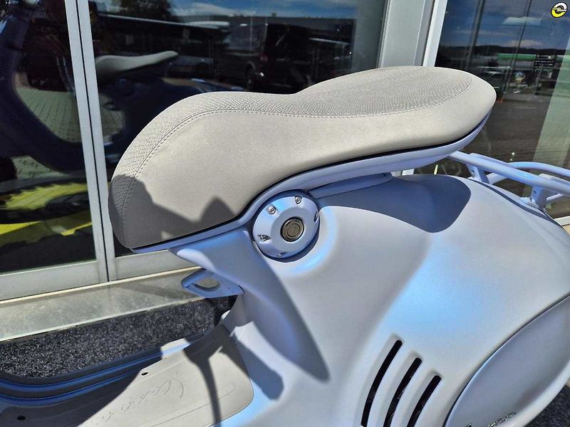 Vespa 946 (2025) 946 Snake E5+ - fotka 13 z 24