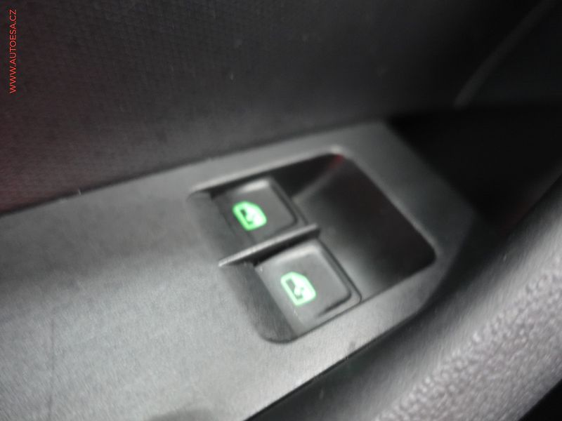 Škoda Rapid (2017) 1.0TSI, ČR, AC, park.asist - fotka 14 z 16