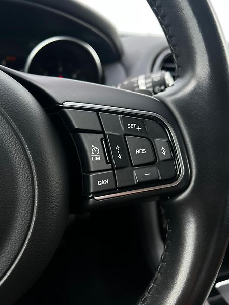Jaguar F-Pace 20d Aut. Prestige AWD PANO TZ  - fotka 14 z 25