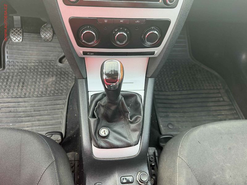 Škoda Octavia (2011) 1.6 TDi, ČR, AC, temp - fotka 15 z 16