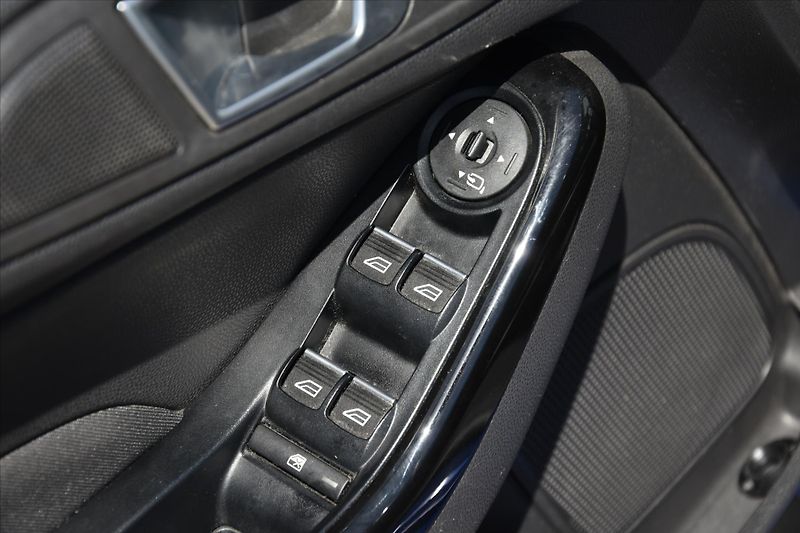 Ford Fiesta 1.5TDCi TITANIUM SERVIS. KN. - fotka 21 z 21