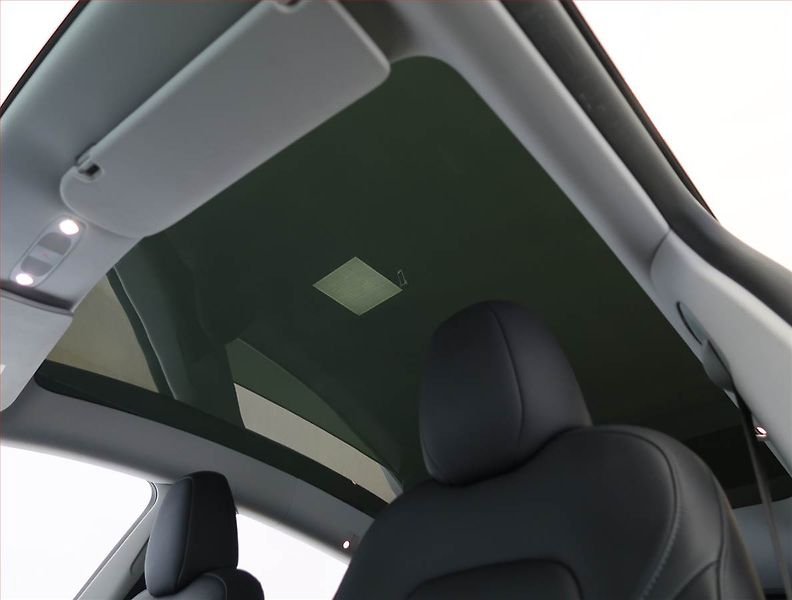 Tesla Model Y (2023) Standard LFP 64kWh, SoH 94% - fotka 17 z 31