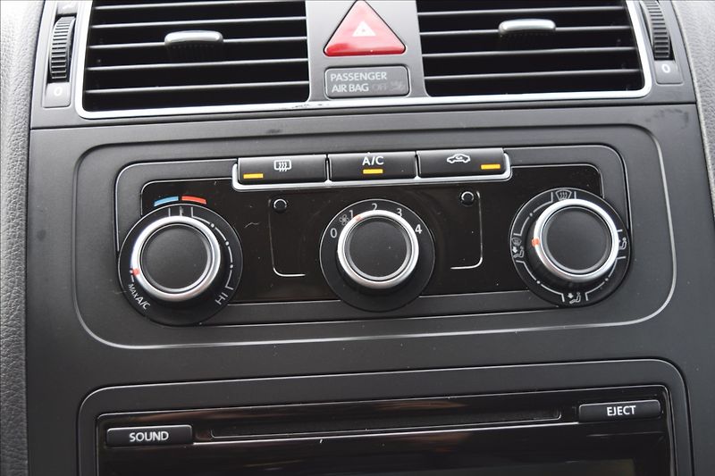 Volkswagen Touran 1,6 d 77KW BIXENON TAŽNÉ - fotka 30 z 40