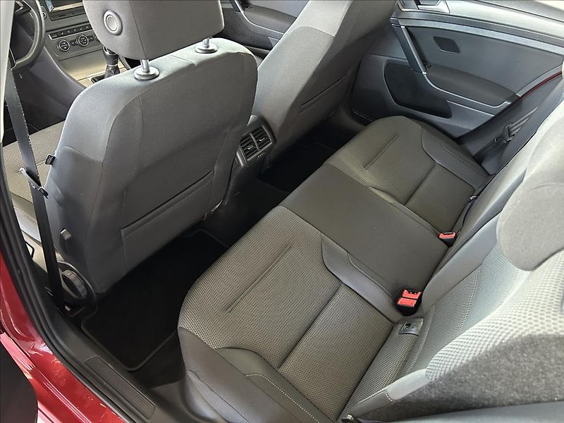 Volkswagen Golf 1,2   TSI 77kW,SERVISKA,TAŽNÉ - fotka 23 z 27