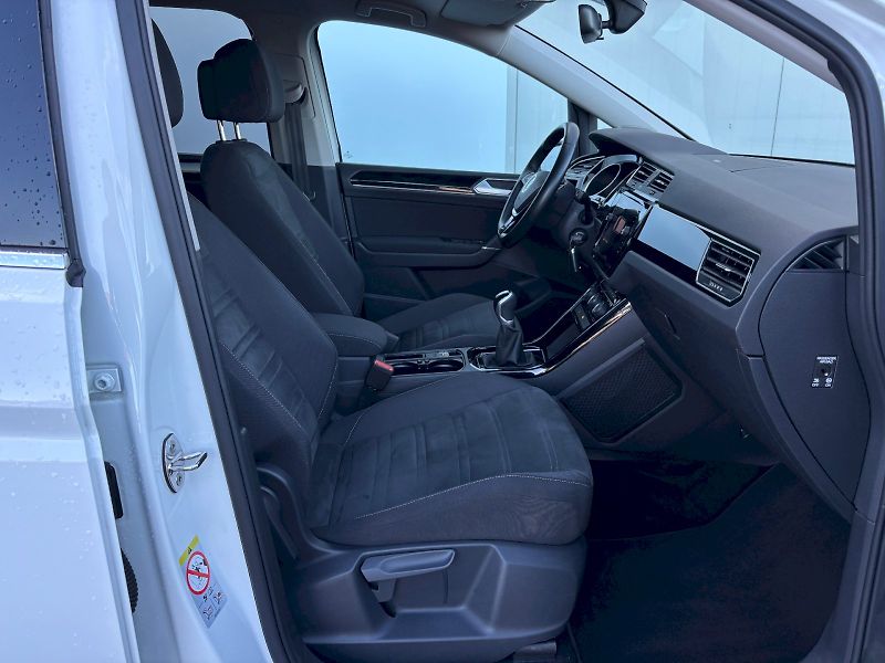 Volkswagen Touran (2022) 1.5 TSI 110kW HighLine 7 míst - fotka 29 z 35