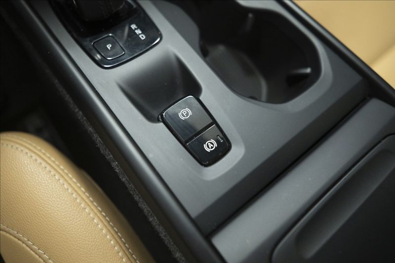 Volvo XC40 2,0 D4 AWD NAVI KAMERA TAŽNÉ - fotka 28 z 46