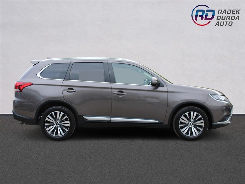 Mitsubishi Outlander 2,0 i  A/T,4x4,7.MÍST,INSTYLE+ - fotka 4 z 38