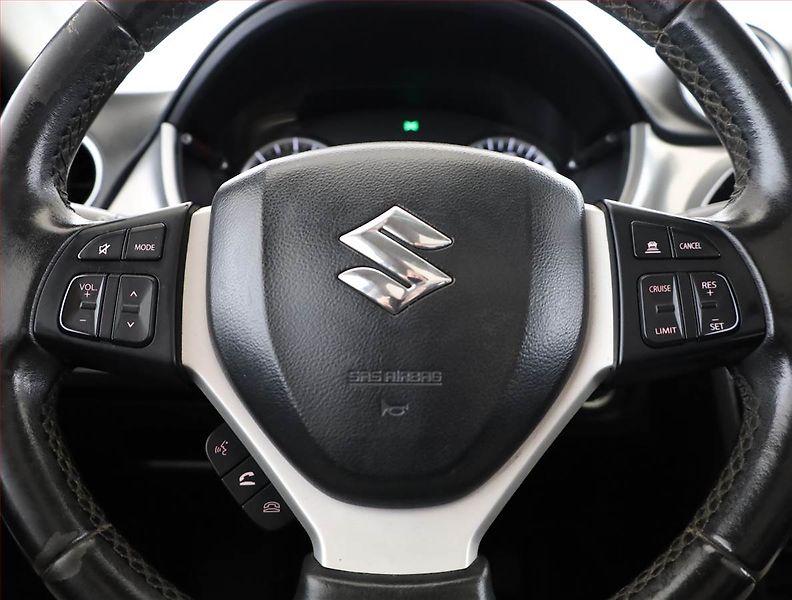 Suzuki Vitara (2015) 1.6 DDiS, Kůže, Tempomat - fotka 8 z 18