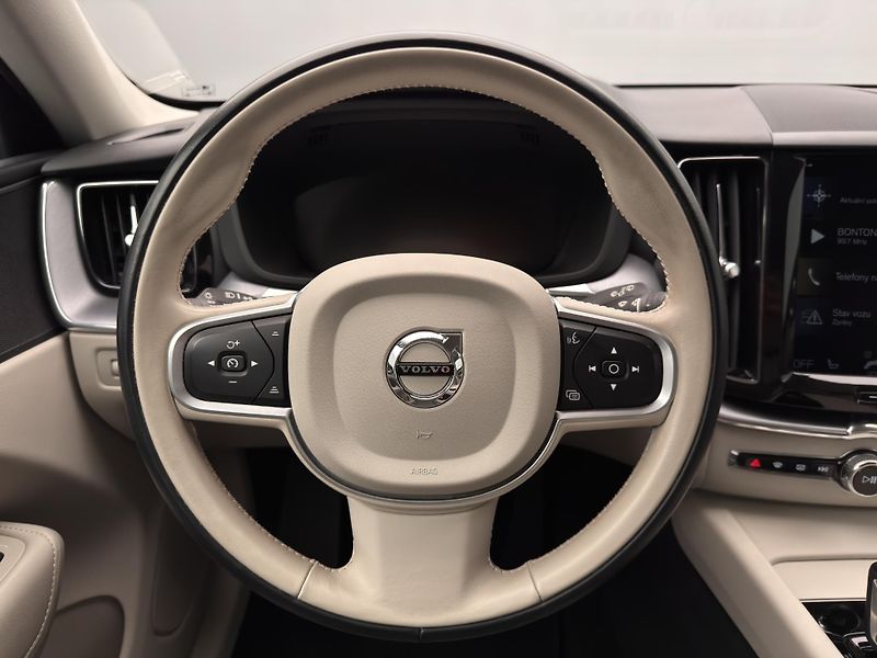 Volvo XC60 B4 AWD MOMENTUM PRO REZERVACE - fotka 3 z 43