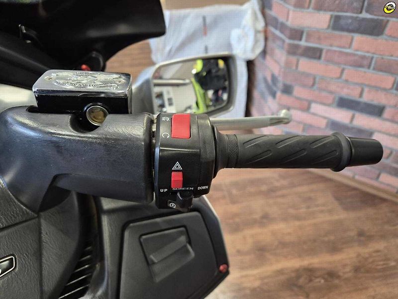 Suzuki Burgman 650 Executive (2005) - fotka 17 z 20