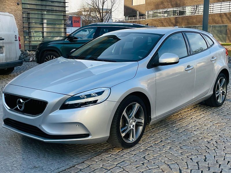 Volvo V40 2.0i MANUÁL KAMERA SERVISKA - fotka 4 z 45