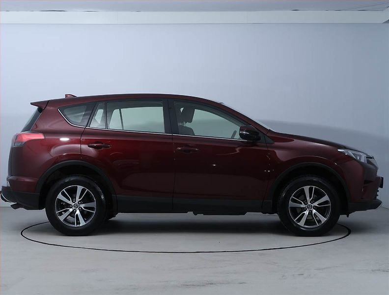 Toyota RAV4 (2016) Active 2.0 D-4D, ČR,1.maj - fotka 6 z 17