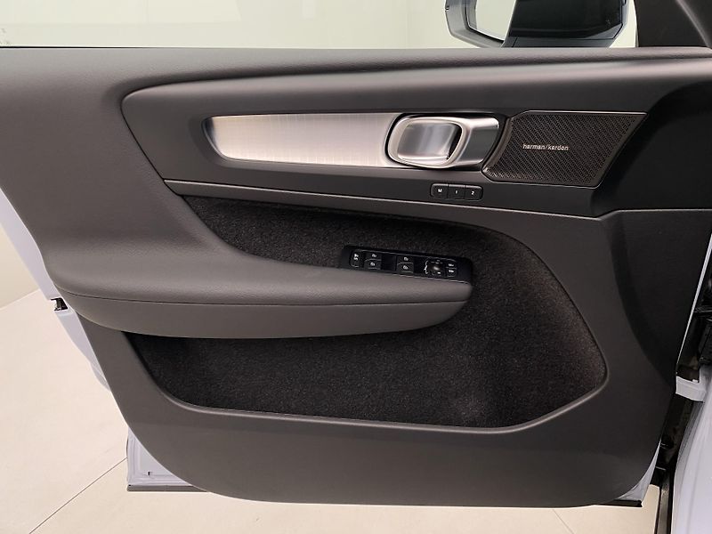 Volvo XC40 (2025) B3 AUT DARK PLUS - fotka 7 z 64