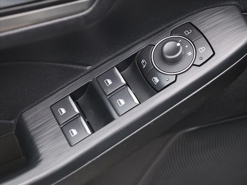 Ford Kuga 2,5 Hybrid 140kW AWD Titanium - fotka 17 z 34