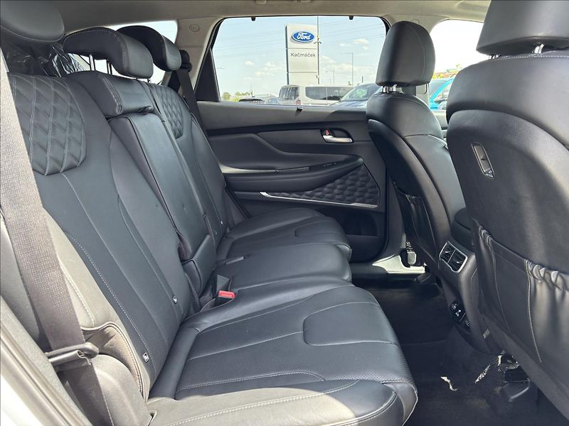 Hyundai Santa Fe 2,2 CRDi Style 4x4 DCT 142kW - fotka 17 z 50