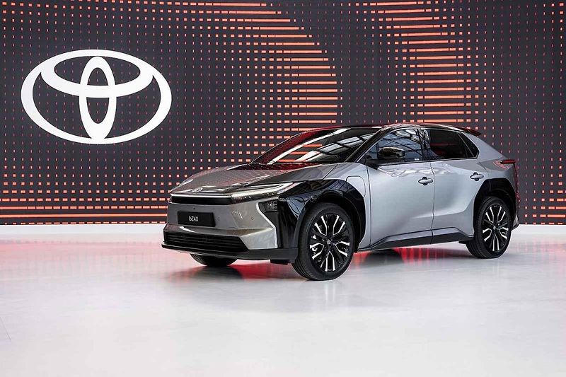 Nejbližší novinkou je vylepšená Toyota Corolla Cross.