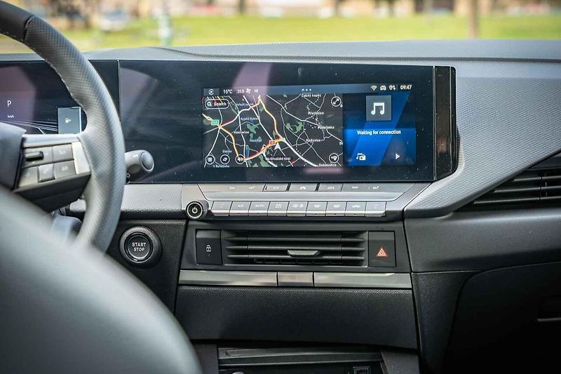 Opel Astra v modernizované podobě jsme projeli po středočeských vozovkách.