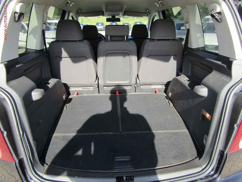 Volkswagen Touran (2008) 1.9 TDi, 1.maj, Xenon - fotka 7 z 20