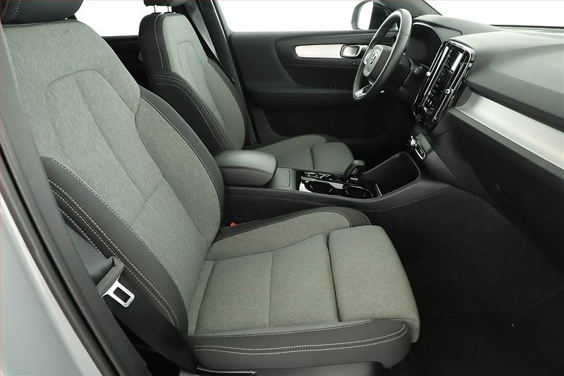 Volvo XC40 (2023) B3 - fotka 7 z 26