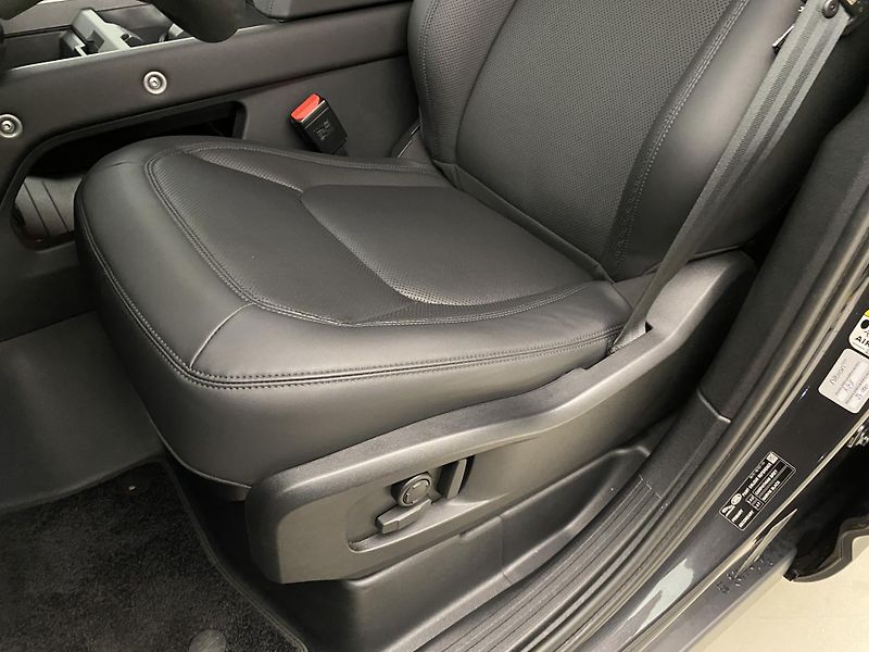 Land Rover Defender 110 D250 X-DYNAMIC SE AWD CZ - fotka 24 z 48