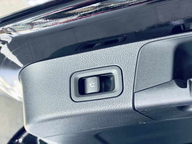 Mercedes-Benz GLB (2020) 220d 4M AMG PANO HUD TAŽNÉ - fotka 33 z 34
