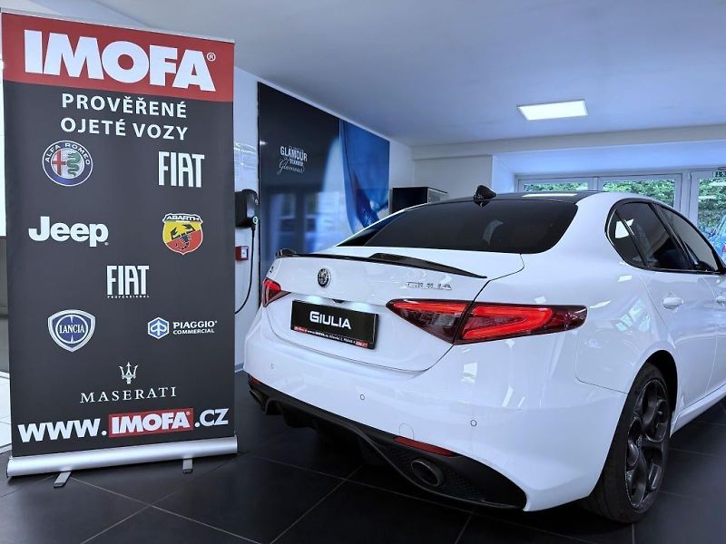 Alfa Romeo Giulia (2017) 2.0 T 280k AT8 ZF Q4 4x4 Veloc - fotka 5 z 20