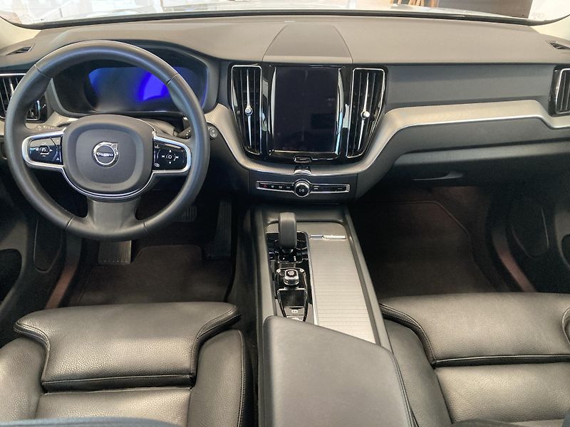 Volvo XC60 B4 AWD PLUS DARK AT8, ČR - fotka 15 z 26