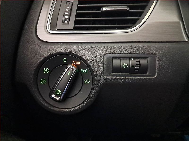Škoda Rapid (2017) Style 1.0 TSI, Serv.kniha - fotka 17 z 23