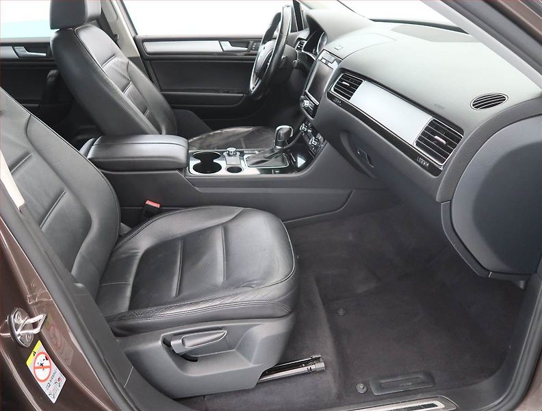 Volkswagen Touareg (2011) 3.0 TDI, 4X4, Automat - fotka 9 z 18