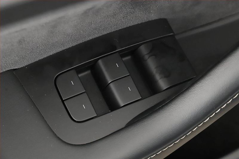 Tesla Model Y (2021) Long Range AWD 75kWh, SoH 91% - fotka 24 z 28
