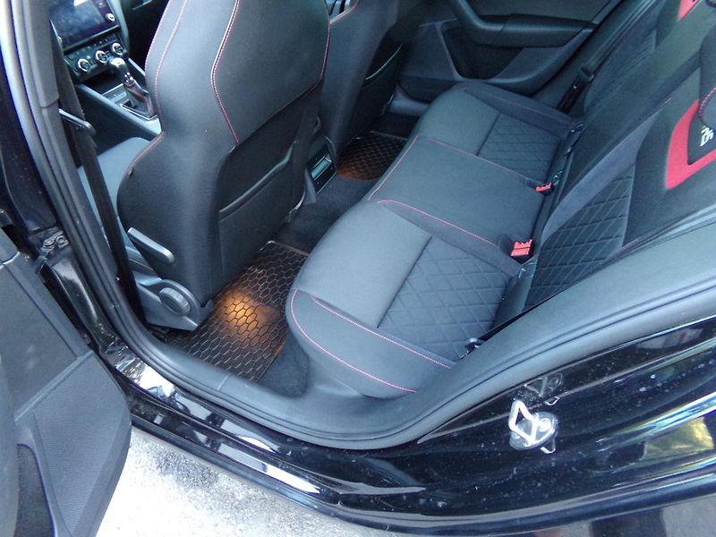 Škoda Octavia 2,0 COMBI RS 135kW BLACK EDITI - fotka 22 z 24