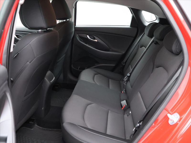 Hyundai i30 1,4 T-GDI 103 kW Style Fastbac - fotka 13 z 33