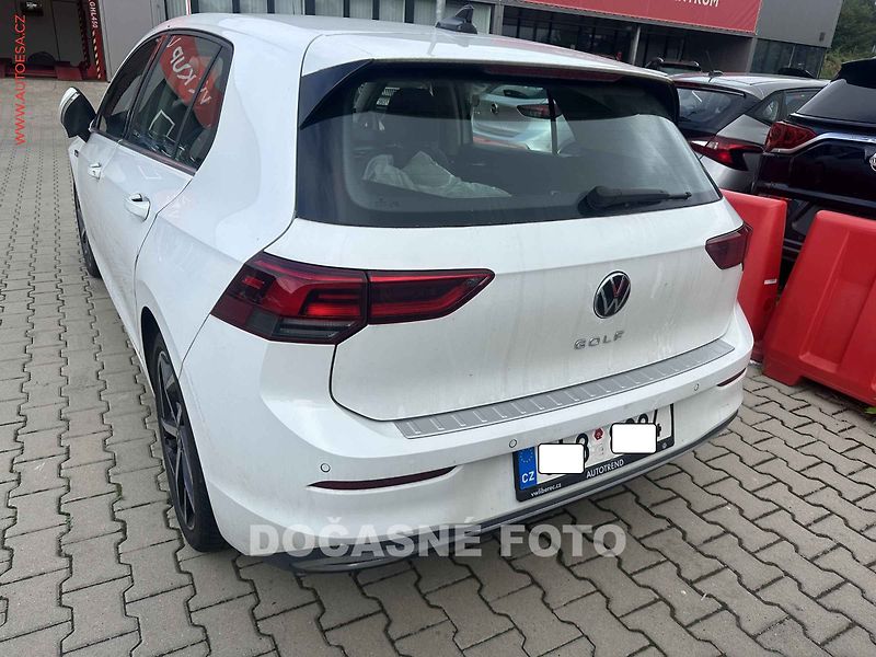 Volkswagen Golf (2022) 1.5TSi, 1.maj,ČR, LED, navi - fotka 2 z 3