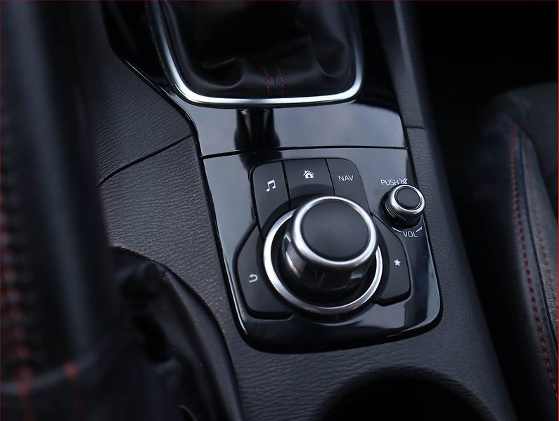 Mazda 3 (2016) Takumi 2.0 Skyactiv-G - fotka 17 z 19