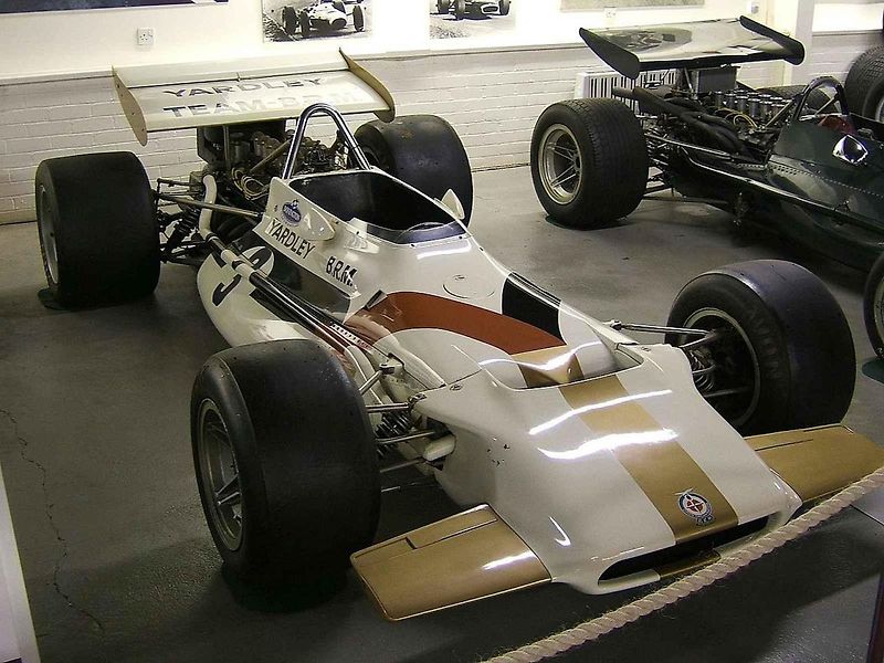 Pedro Rodríguez s BRM na trati před Jacky Ickxem na Ferrari.