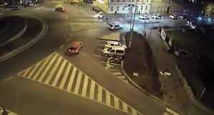 Na Mariánském náměstí ve Znojmě vzplálo osobní auto. Posádka stihla vůz opustit.