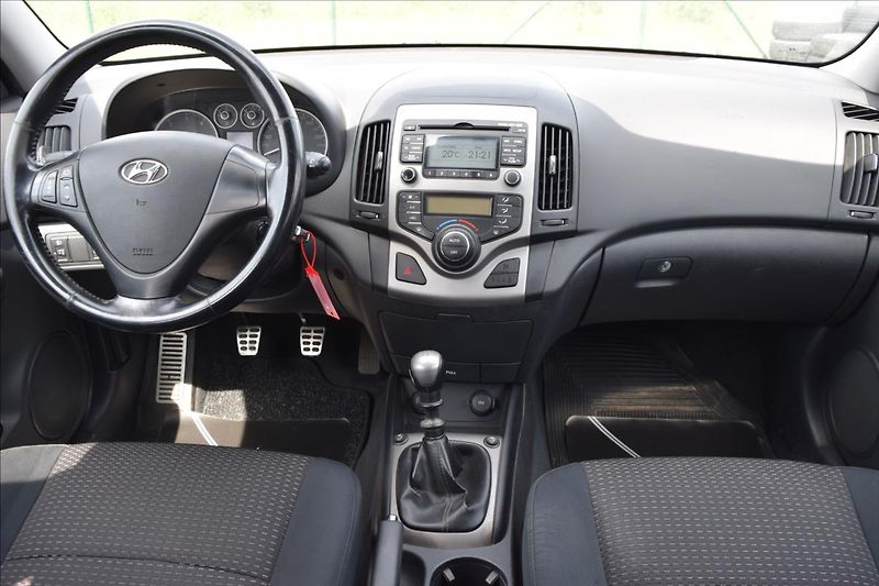 Hyundai i30 1,6 CRDi 66KW COMFORT+ 2XKOLA - fotka 25 z 42