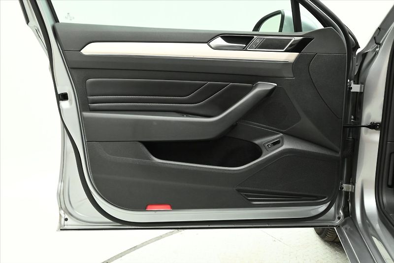 Volkswagen Passat 2,0 TDI 140 kW DSG ELEGANCE Zá - fotka 25 z 32